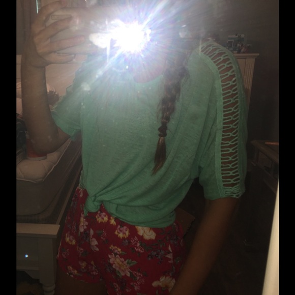 Short sleeve mint green top w a cute design - Picture 3 of 3